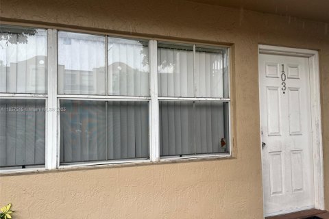 Condominio en alquiler en Miami, Florida, 1 dormitorio, 56.48 m2 № 1881726 - foto 1