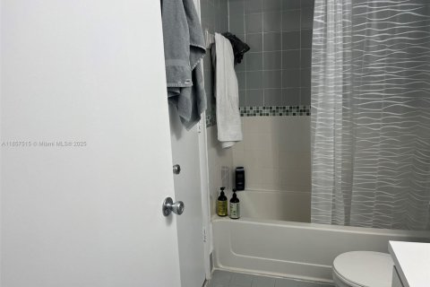 Condominio en alquiler en Miami, Florida, 1 dormitorio, 56.48 m2 № 1881726 - foto 13