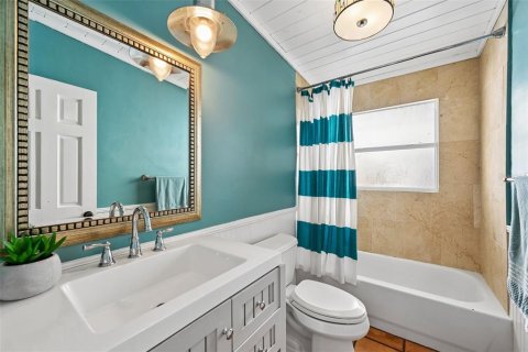 House in Sarasota, Florida 4 bedrooms, 180.79 sq.m. № 2430326 - photo 10