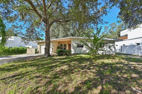 House in Sarasota, Florida 4 bedrooms, 180.79 sq.m. № 2430326