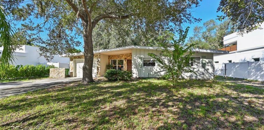 House in Sarasota, Florida 4 bedrooms, 180.79 sq.m. № 2430326