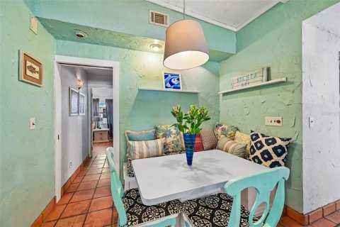 House in Sarasota, Florida 4 bedrooms, 180.79 sq.m. № 2430326 - photo 6