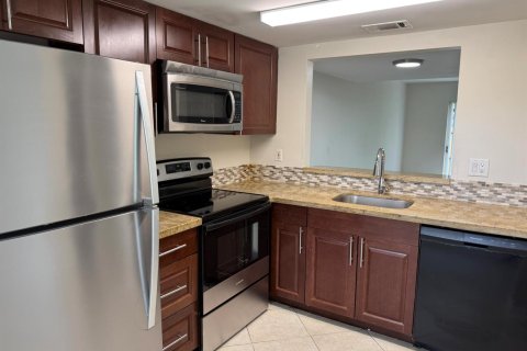 Townhouse in Sunrise, Florida 2 bedrooms, 97.55 sq.m. № 2381648 - photo 5