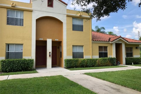 Townhouse in Sunrise, Florida 2 bedrooms, 97.55 sq.m. № 2381648