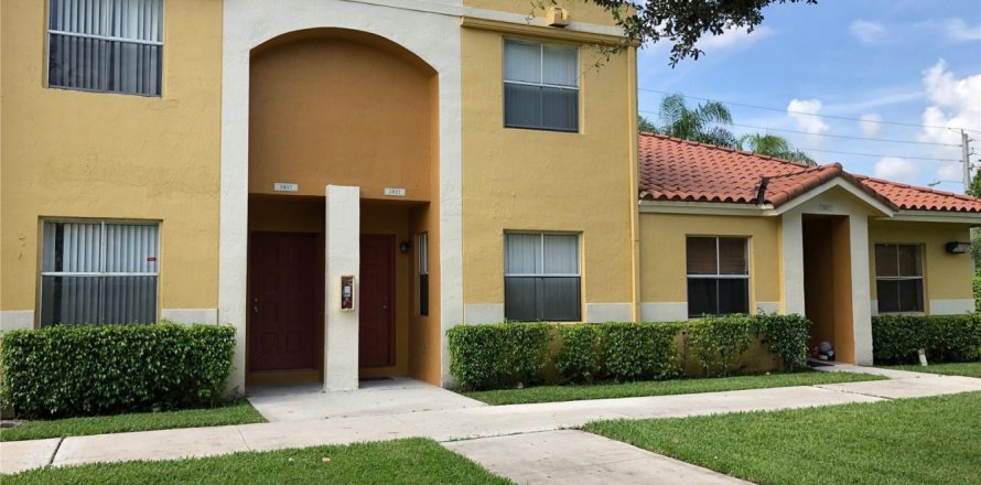 Townhouse in Sunrise, Florida 2 bedrooms, 97.55 sq.m. № 2381648