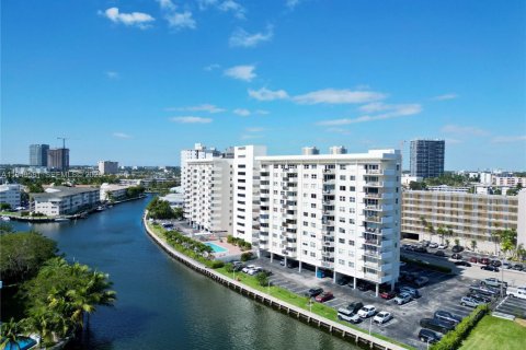 Condominio en Hallandale Beach, Florida, 2 dormitorios № 2153038