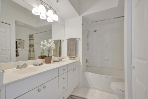 Купить кондоминиум в Санни-Айлс-Бич, Флорида 2 спальни, 84.26м2, № 2022574 - фото 14