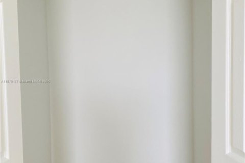 Casa en alquiler en Miami, Florida, 3 dormitorios, 145.11 m2 № 1924552 - foto 15