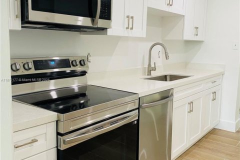 Casa en alquiler en Miami, Florida, 3 dormitorios, 145.11 m2 № 1924552 - foto 7