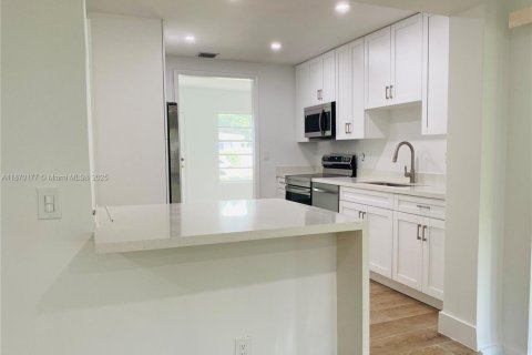 Casa en alquiler en Miami, Florida, 3 dormitorios, 145.11 m2 № 1924552 - foto 6