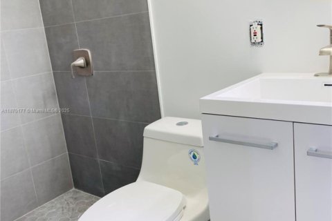 Casa en alquiler en Miami, Florida, 3 dormitorios, 145.11 m2 № 1924552 - foto 14