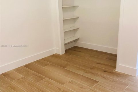 Casa en alquiler en Miami, Florida, 3 dormitorios, 145.11 m2 № 1924552 - foto 10