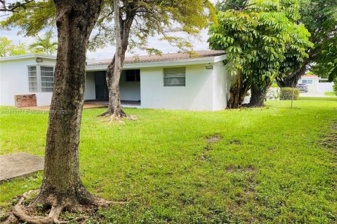 Casa en alquiler en Miami, Florida, 3 dormitorios, 145.11 m2 № 1924552 - foto 2