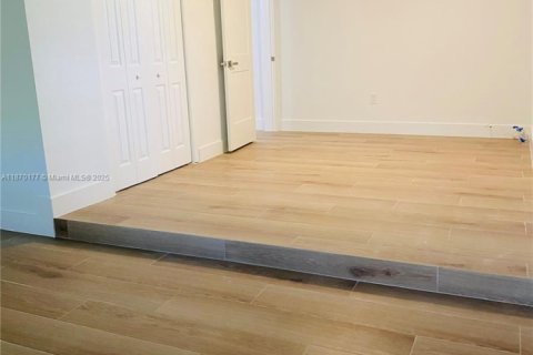 Casa en alquiler en Miami, Florida, 3 dormitorios, 145.11 m2 № 1924552 - foto 9