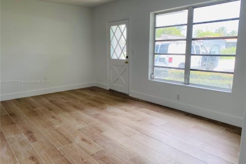 Casa en alquiler en Miami, Florida, 3 dormitorios, 145.11 m2 № 1924552 - foto 5