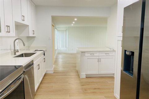 Casa en alquiler en Miami, Florida, 3 dormitorios, 145.11 m2 № 1924552 - foto 4