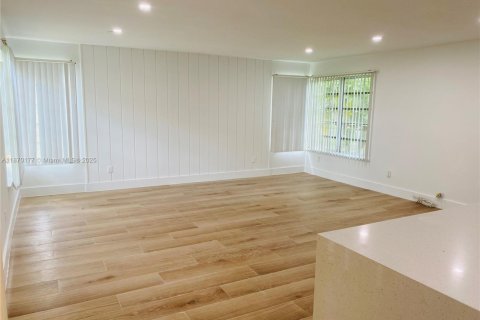 Casa en alquiler en Miami, Florida, 3 dormitorios, 145.11 m2 № 1924552 - foto 3