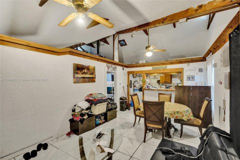 House in Hollywood, Florida 2 bedrooms, 83.15 sq.m. № 1938892 - photo 19