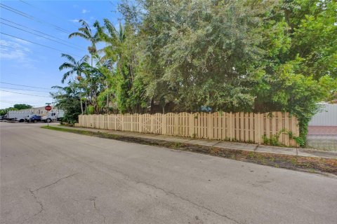 House in Hollywood, Florida 2 bedrooms, 83.15 sq.m. № 1938892 - photo 18