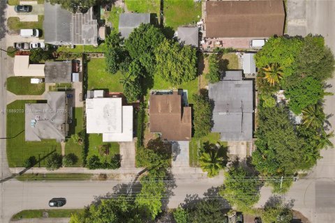House in Hollywood, Florida 2 bedrooms, 83.15 sq.m. № 1938892 - photo 13