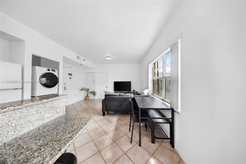 Copropriété à vendre à Miami Beach, Floride: 2 chambres, 63.17 m2 № 1943383 - photo 17