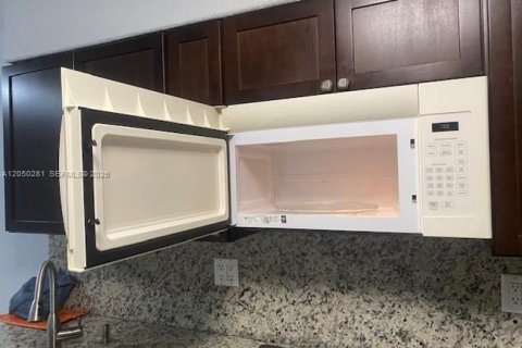 Copropriété à louer à Hialeah, Floride: 2 chambres, 78.97 m2 № 2169212 - photo 11