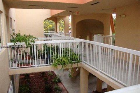 Copropriété à louer à Hialeah, Floride: 2 chambres, 78.97 m2 № 2169212 - photo 2
