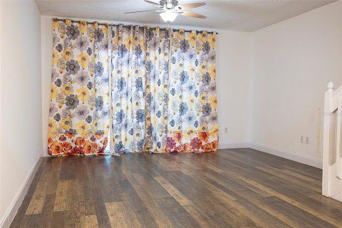 Townhouse in Tampa, Florida 2 bedrooms, 107.02 sq.m. № 1804037 - photo 13