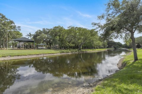 House in Coconut Creek, Florida 2 bedrooms, 141.86 sq.m. № 2078720
