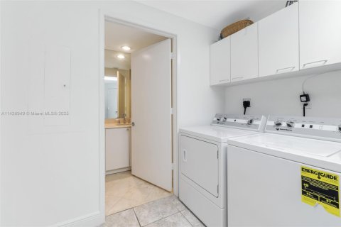 Condo in Key Biscayne, Florida, 3 bedrooms  № 1697951 - photo 19