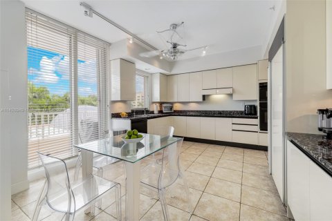 Condo in Key Biscayne, Florida, 3 bedrooms  № 1697951 - photo 5