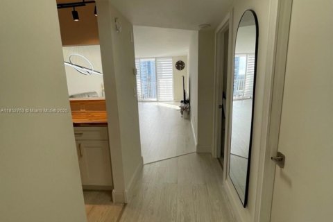 Condominio en venta en Aventura, Florida, 1 dormitorio, 99.03 m2 № 1865773 - foto 2