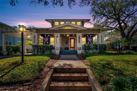 House in Tampa, Florida 4 bedrooms, 270.9 sq.m. № 2135212