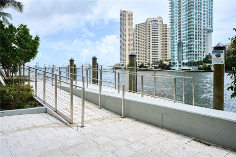 Condominio en venta en Miami, Florida, 7 dormitorios, 1845.78 m2 № 2012876 - foto 17