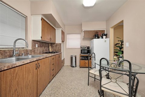 Casa en venta en Hialeah, Florida, 2 dormitorios, 110.55 m2 № 2033470 - foto 13