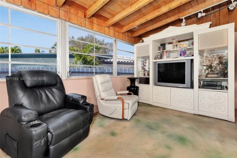 Casa en venta en Hialeah, Florida, 2 dormitorios, 110.55 m2 № 2033470 - foto 15