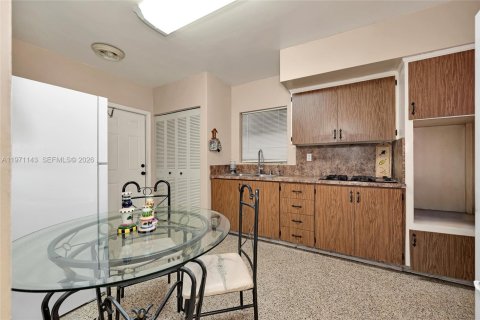 Casa en venta en Hialeah, Florida, 2 dormitorios, 110.55 m2 № 2033470 - foto 10