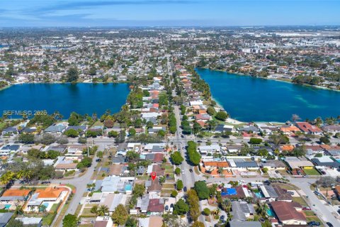 Casa en venta en Hialeah, Florida, 2 dormitorios, 110.55 m2 № 2033470 - foto 27