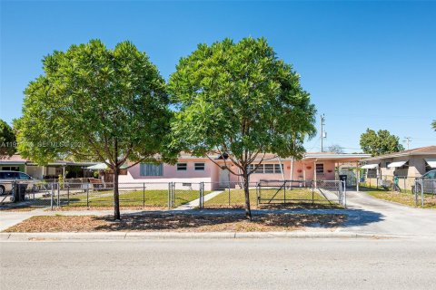 Casa en venta en Hialeah, Florida, 2 dormitorios, 110.55 m2 № 2033470 - foto 2