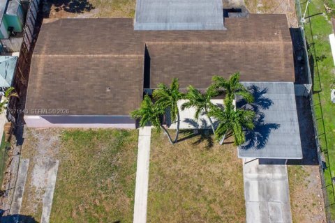 Casa en venta en Hialeah, Florida, 2 dormitorios, 110.55 m2 № 2033470 - foto 3