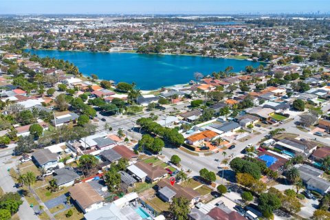 Casa en venta en Hialeah, Florida, 2 dormitorios, 110.55 m2 № 2033470 - foto 29