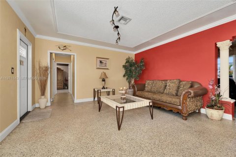Casa en venta en Hialeah, Florida, 2 dormitorios, 110.55 m2 № 2033470 - foto 16