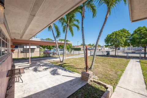 Casa en venta en Hialeah, Florida, 2 dormitorios, 110.55 m2 № 2033470 - foto 5