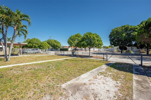 Casa en venta en Hialeah, Florida, 2 dormitorios, 110.55 m2 № 2033470 - foto 4