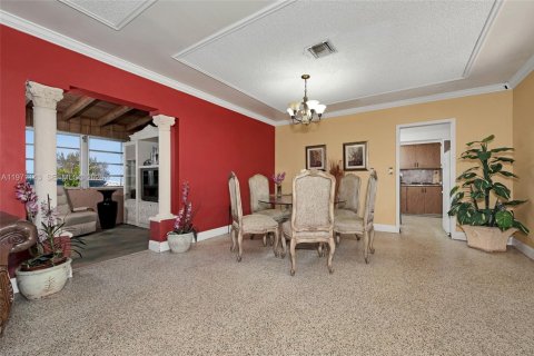 Casa en venta en Hialeah, Florida, 2 dormitorios, 110.55 m2 № 2033470 - foto 7