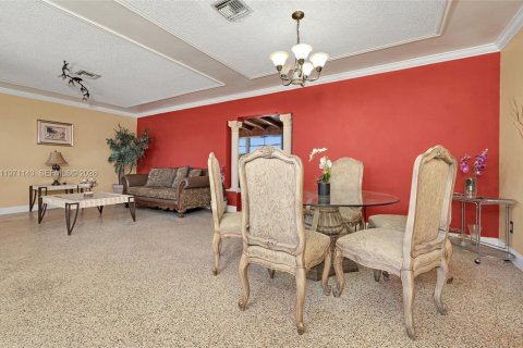Casa en venta en Hialeah, Florida, 2 dormitorios, 110.55 m2 № 2033470 - foto 8
