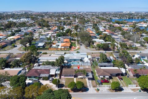 Casa en venta en Hialeah, Florida, 2 dormitorios, 110.55 m2 № 2033470 - foto 28