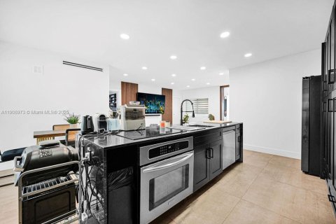 Casa en alquiler en Miami, Florida, 4 dormitorios, 144.93 m2 № 2054911 - foto 13