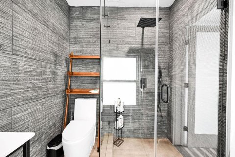 Casa en alquiler en Miami, Florida, 4 dormitorios, 144.93 m2 № 2054911 - foto 29