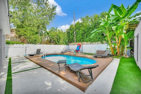 Casa en alquiler en Miami, Florida, 4 dormitorios, 144.93 m2 № 2054911 - foto 10